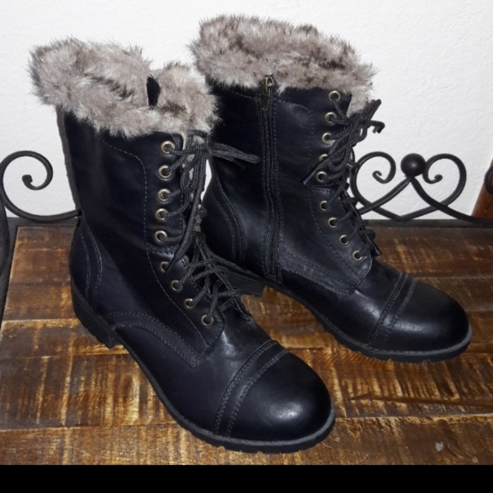 NWOT _Black Lace up boots with fur